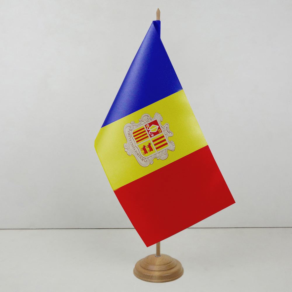 Прапорець Андорри на дерев’яній підставці Прапорець Андорри на дерев’яній підставці